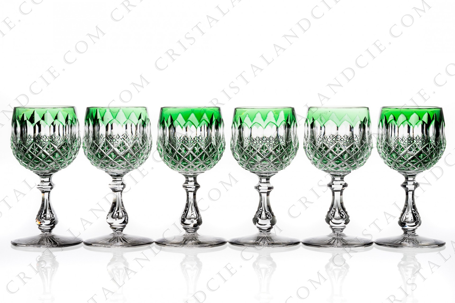 Série de six verres à vin du Rhin roemer jambe courte en cristal double-couches vert de Baccarat modèle Libourne présentant un important décor taillé et une bulle d air dans le pied photo-1