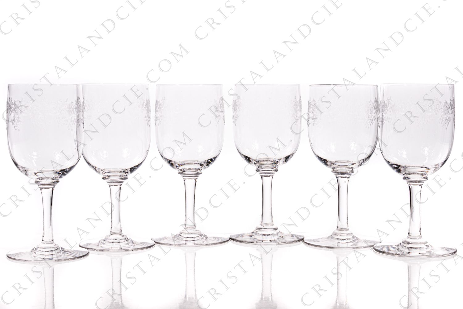 Série de six verres à vin n°4 en cristal de Baccarat modèle Sévigné présentant un décor d arabesques gravé photo-1