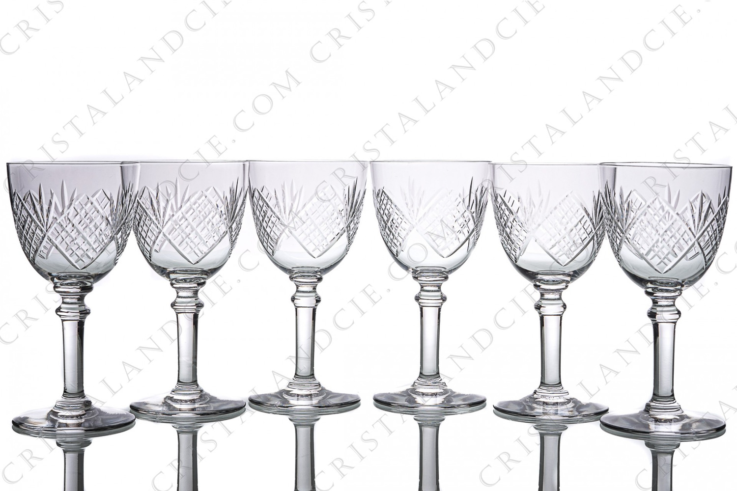 Série de six verres à vin blanc n°4 en cristal de Saint-Louis présentant un décor taillé photo-1