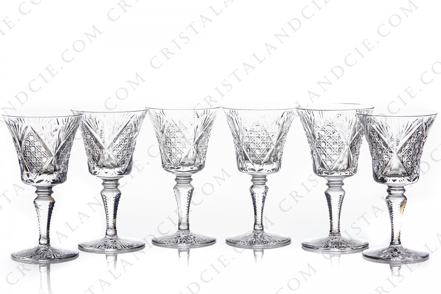 Série de six verres à vin n°3 en cristal de Saint-Louis modèle Vologne présentant un important décor taillé photo-1