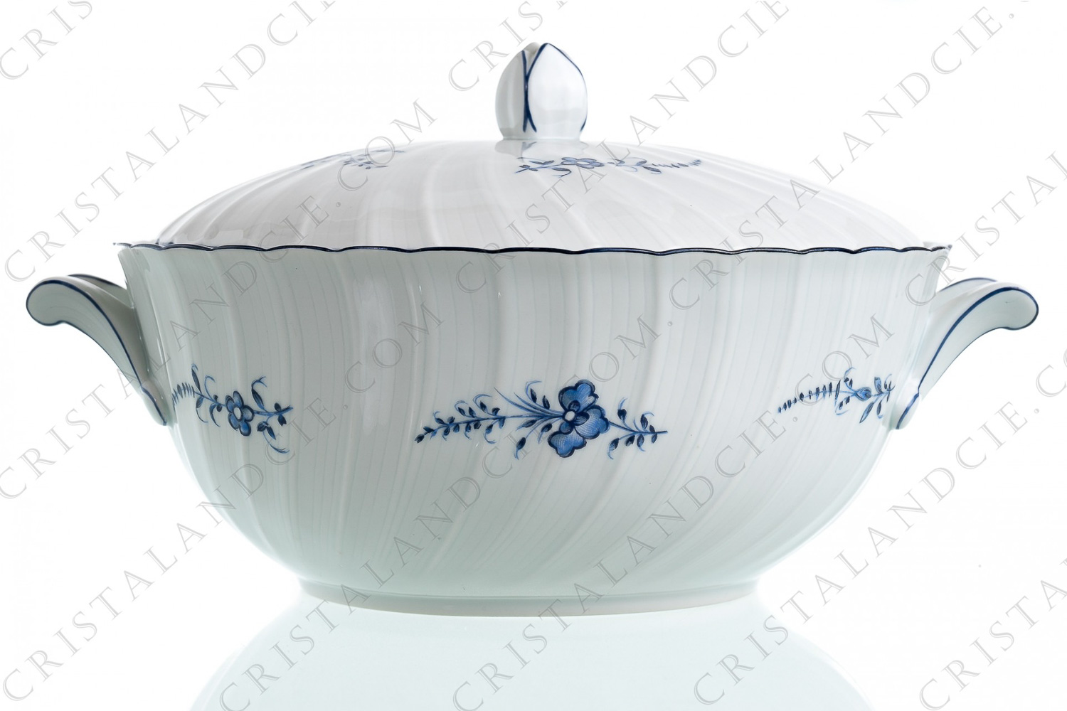 Soup tureen in Limoges china by Bernardaud pattern Brindille, decorated with flowered twigs in shades of blue photo-1