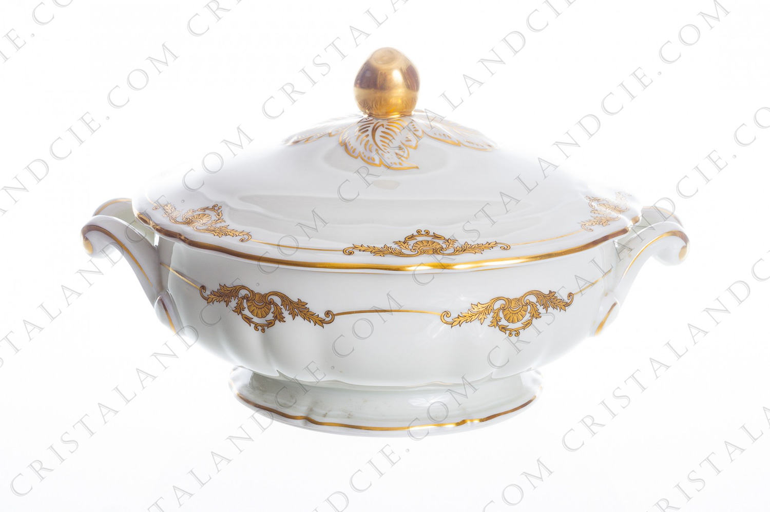Soup tureen in Limoges china by Bernardaud pattern Coquille decorated with gold shells and arabesques photo-1