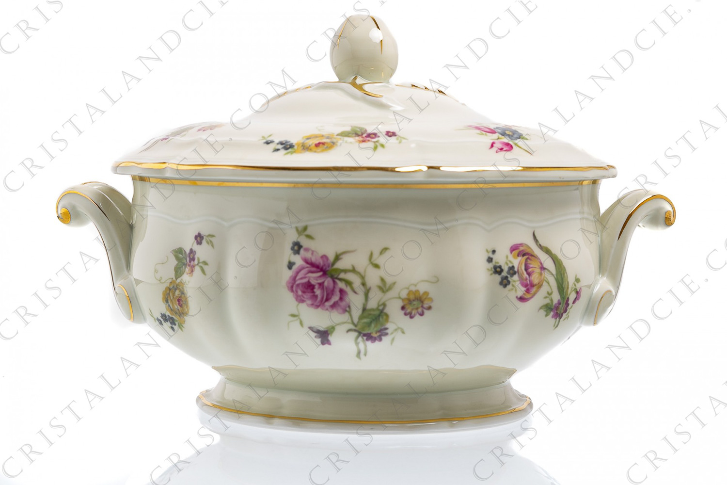 Soupière en porcelaine de Limoges de la maison Bernardaud forme Régence décorée de fleurs polychromes photo-1