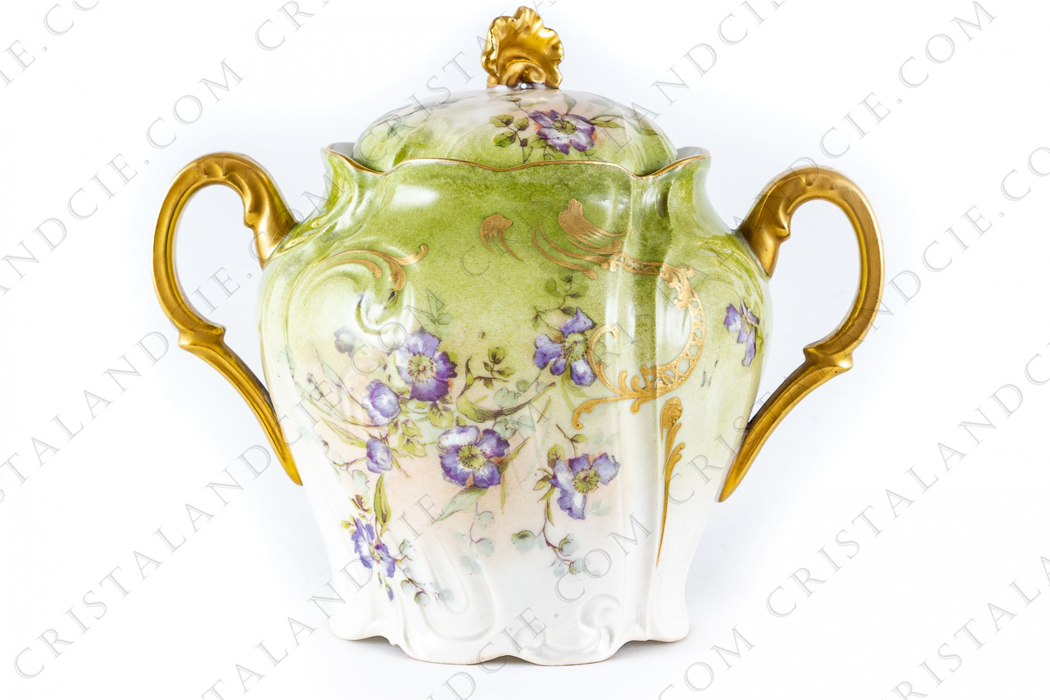 Sucrier en porcelaine de Limoges présentant un décors peint à la main d églantiers et de muguets photo-1