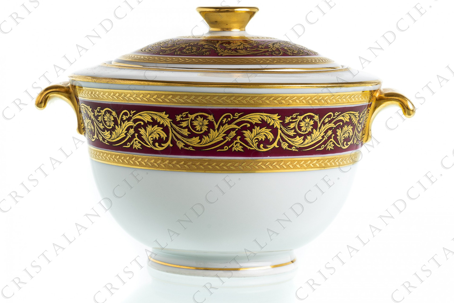 Sucrier en porcelaine de Limoges de la maison Bernardaud modèle Chambord rose décoré de frises de rinceaux fleuris or sur fond rose encadrées de frises en incrustations or photo-1