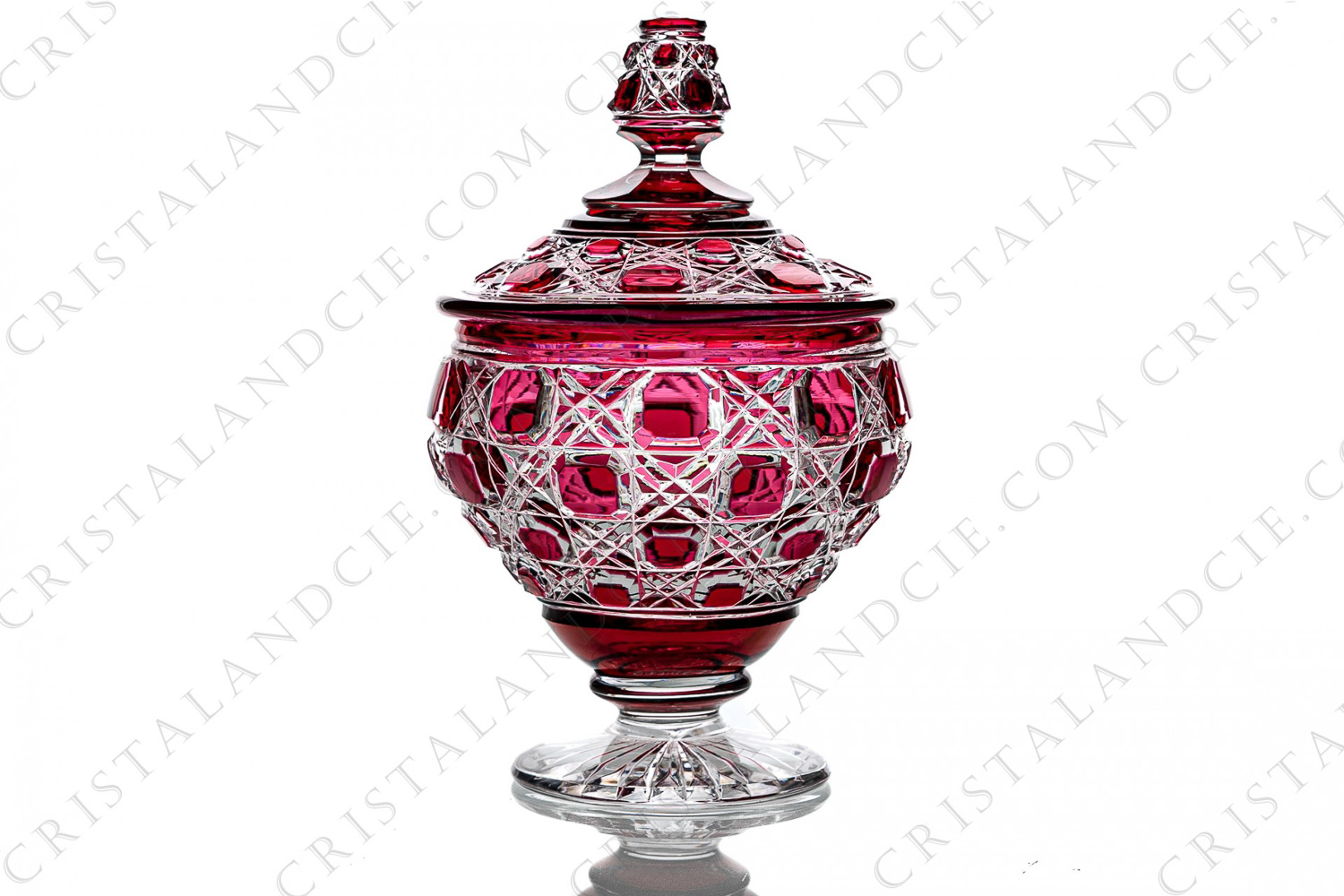 Sucrier en cristal double couches rouge de Baccarat modèle Diamants Pierreries présentant un important décor taillé photo-1