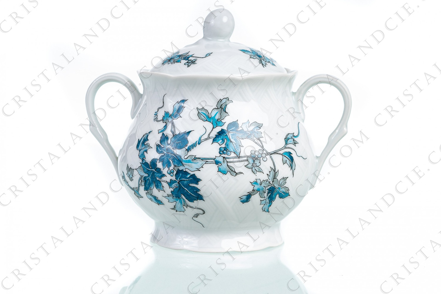 Sucrier en porcelaine de Limoges de la maison Bernardaud modèle Saint-Saens orné de feuillages en camaïeu de bleus photo-1