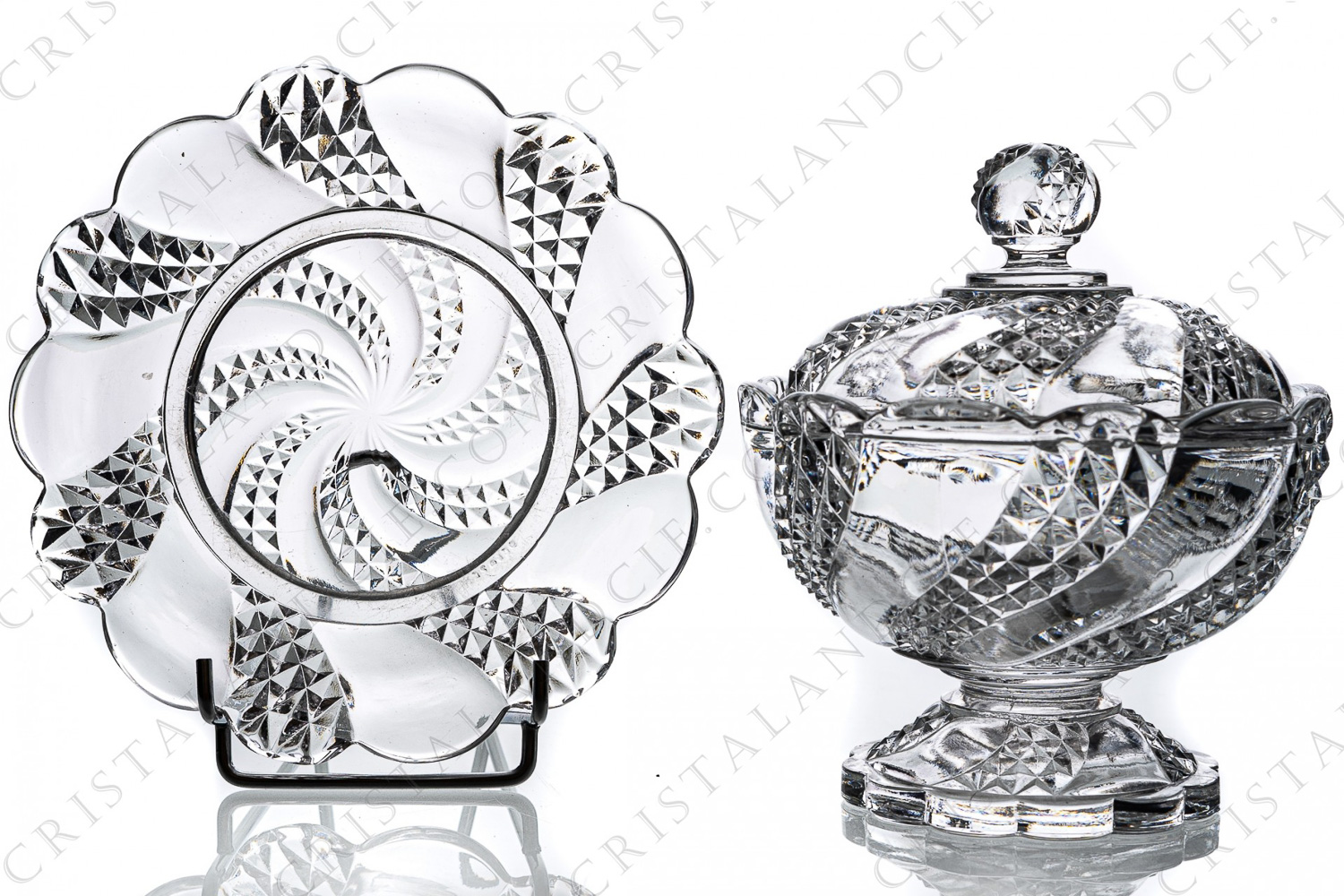 Sugar bowl in molded crystal by Baccarat pattern Serpentine decorated with diamond tips photo-1