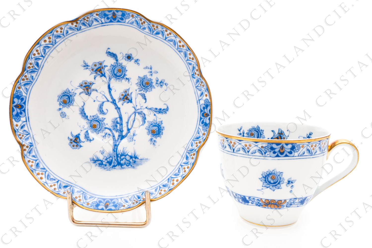 Tasse à café en porcelaine de Limoges de la maison Haviland modèle Arbre bleu forme Lutèce orné d un arbre fleuri pourpre et jaune en son centre, de frises végétales et d un liseré or photo-1