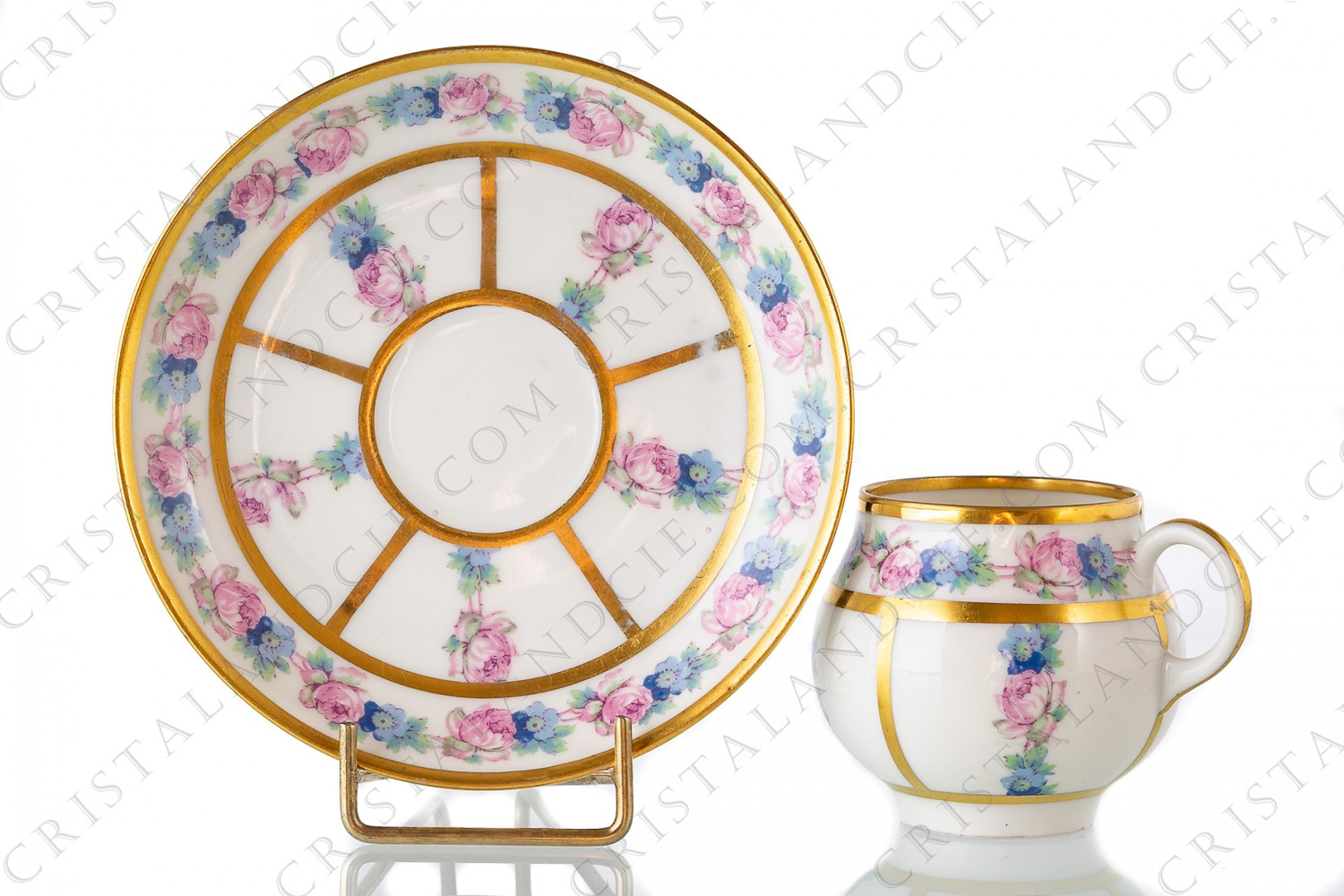 Tasse à café Art Déco en porcelaine de Limoges de la maison Legrand présentant un décor de fleurs polychromes photo-1