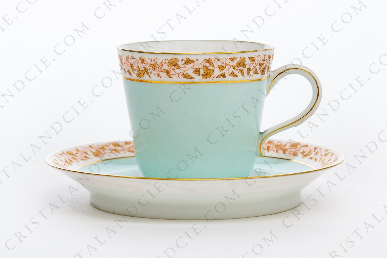 Tasse à café en porcelaine de Limoges réalisé par les ateliers Jean Pouyat pour le prestigieux magasin parisien L Escalier de cristal, ornée d une frise d ipomées rouge et or et d un fond bleu clair photo-1