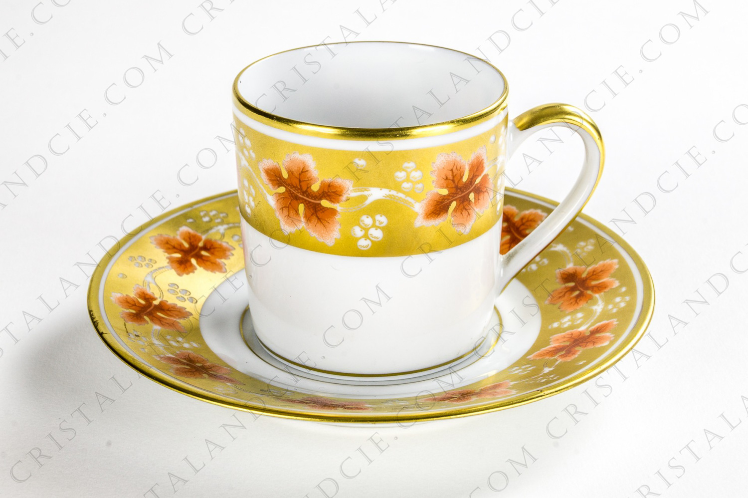 Tasse à café en porcelaine de Limoges de la maison Bernardaud modèle Bacchanale à décor de frises de feuilles de vigne sur frise or et filets or photo-1