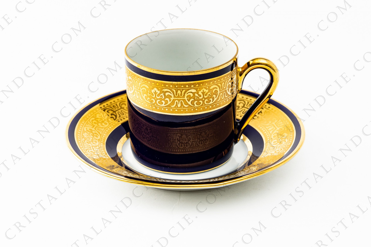 Tasse à café en porcelaine de Limoges orné de frises or sur un fond bleu de four photo-1