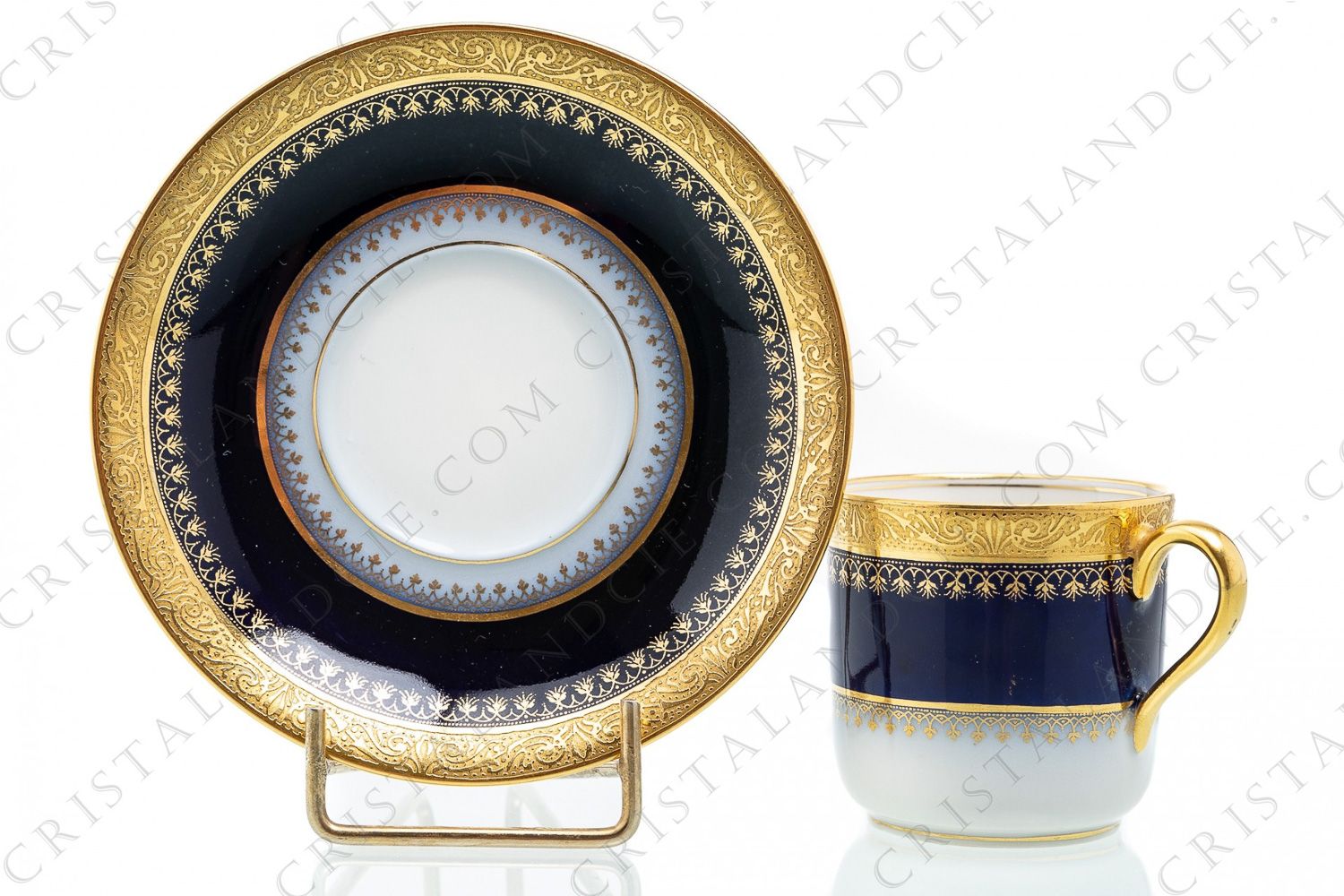 Tasse à café en porcelaine de Limoges de la maison Théodore Haviland ornée d une frise d arabesques incrustations or sur un fond bleu de four photo-1