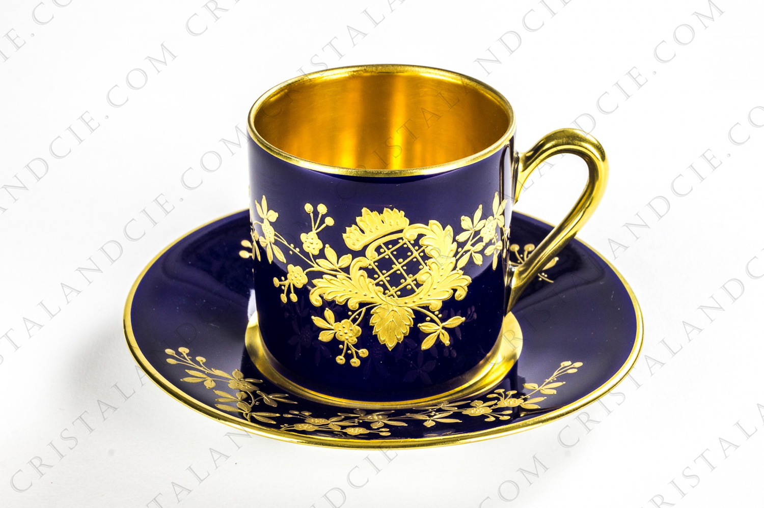 Tasse à café en porcelaine de Limoges décorée par Carmona, ornée de branches fleuries or peintes à la main sur un fond bleu de four photo-1