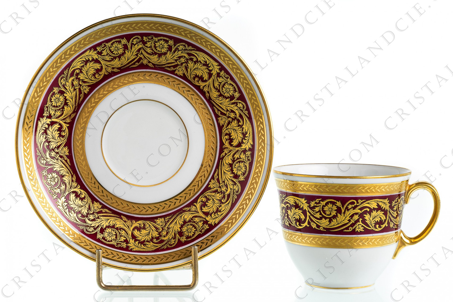 Tasse à café en porcelaine de Limoges de la maison Bernardaud modèle Chambord rose décorée de frises de rinceaux fleuris or sur fond rose encadrées de frises en incrustations or photo-1