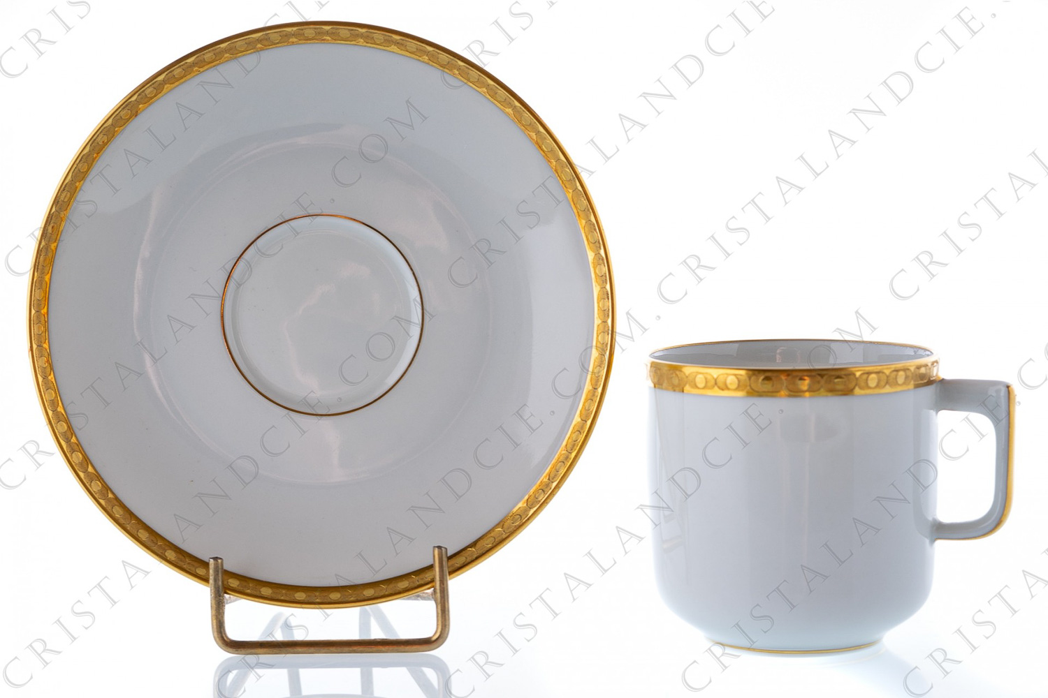 Tasse à café en porcelaine de Limoges de la maison Bernardaud modèle Clio ornée d incrustations de deux couches d or mat bruni à l agate photo-1