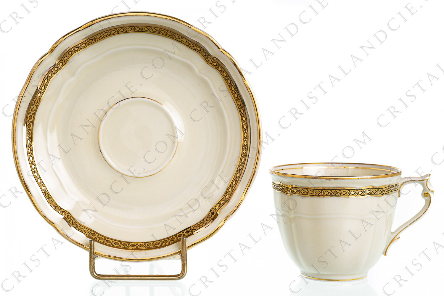 Tasse à café en porcelaine de Limoges de la maison Bernardaud forme Régence décorée de frises or photo-1