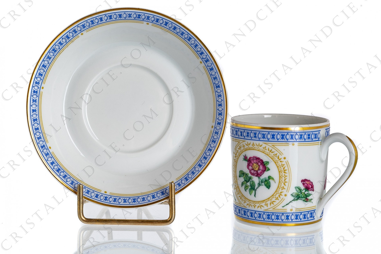 Tasse à café en porcelaine de Limoges de la maison Haviland collection Empress Joséphine modèle La Belle Sultane, ornée de roses hollandaises polychromes et de frises et filets bleus et or photo-1