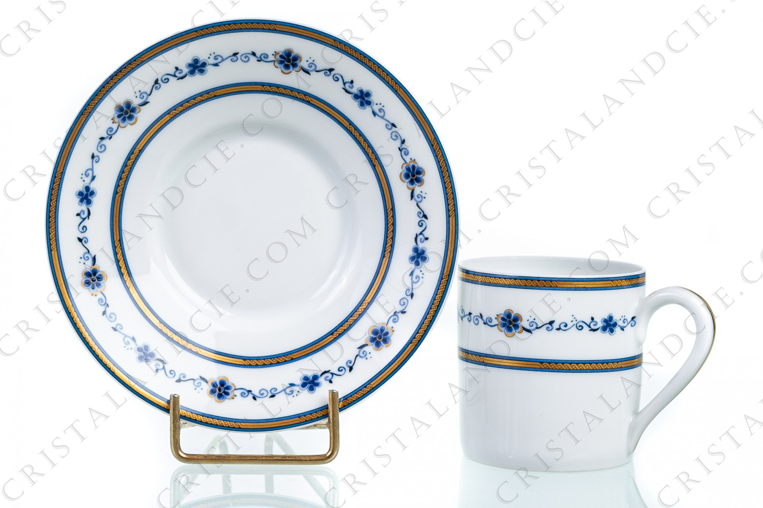 Tasse à café en porcelaine de limoges de la maison Jammet-Seignolles modèle Lan-Tchéou ornée de frises de fleurs bleues et or peintes à la main et de liserés or photo-1