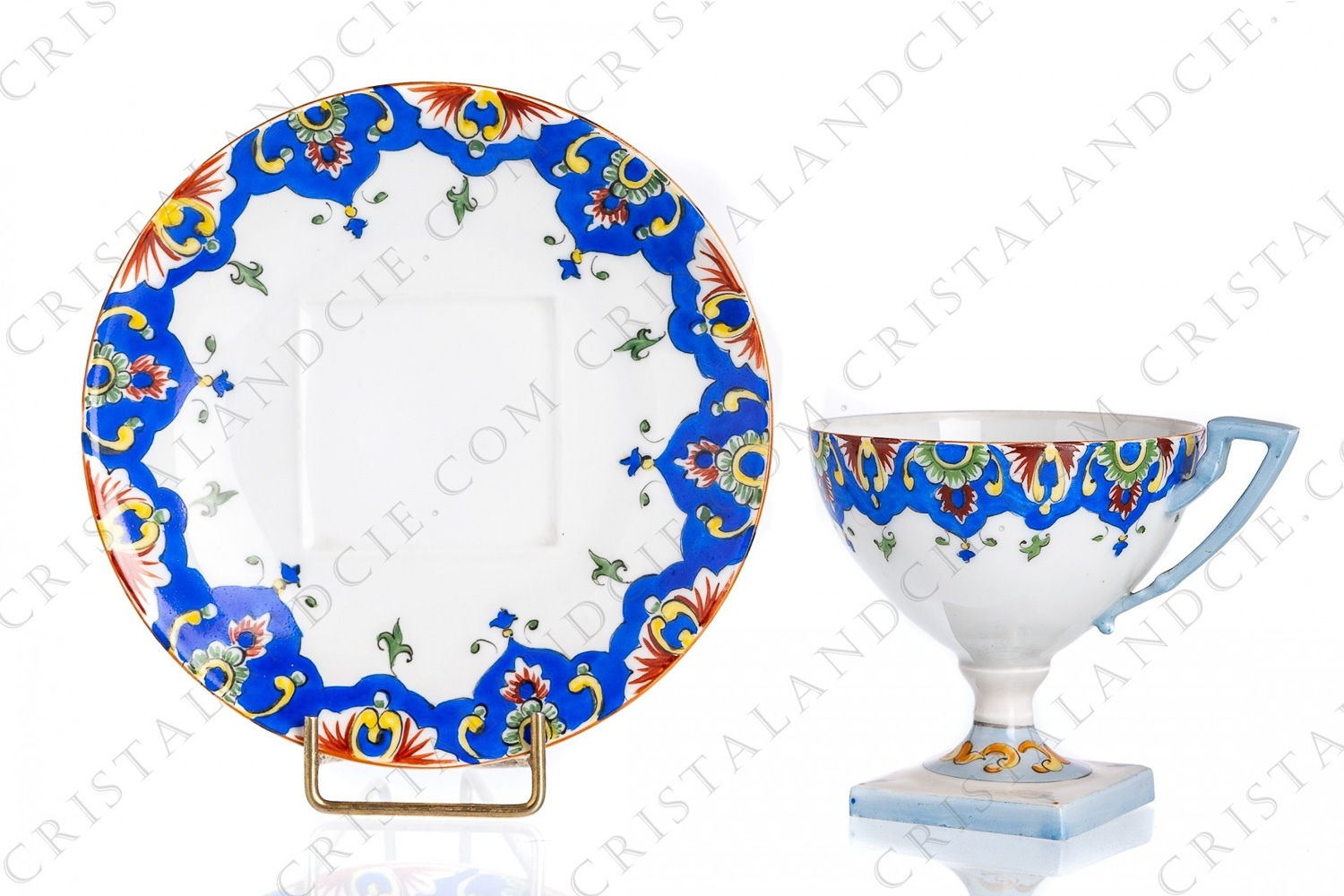 Tasse à café en porcelaine de Limoges de la maison Tressemann et Vogt (Raynaud) présentant un important décor polychrome peint à la main photo-1