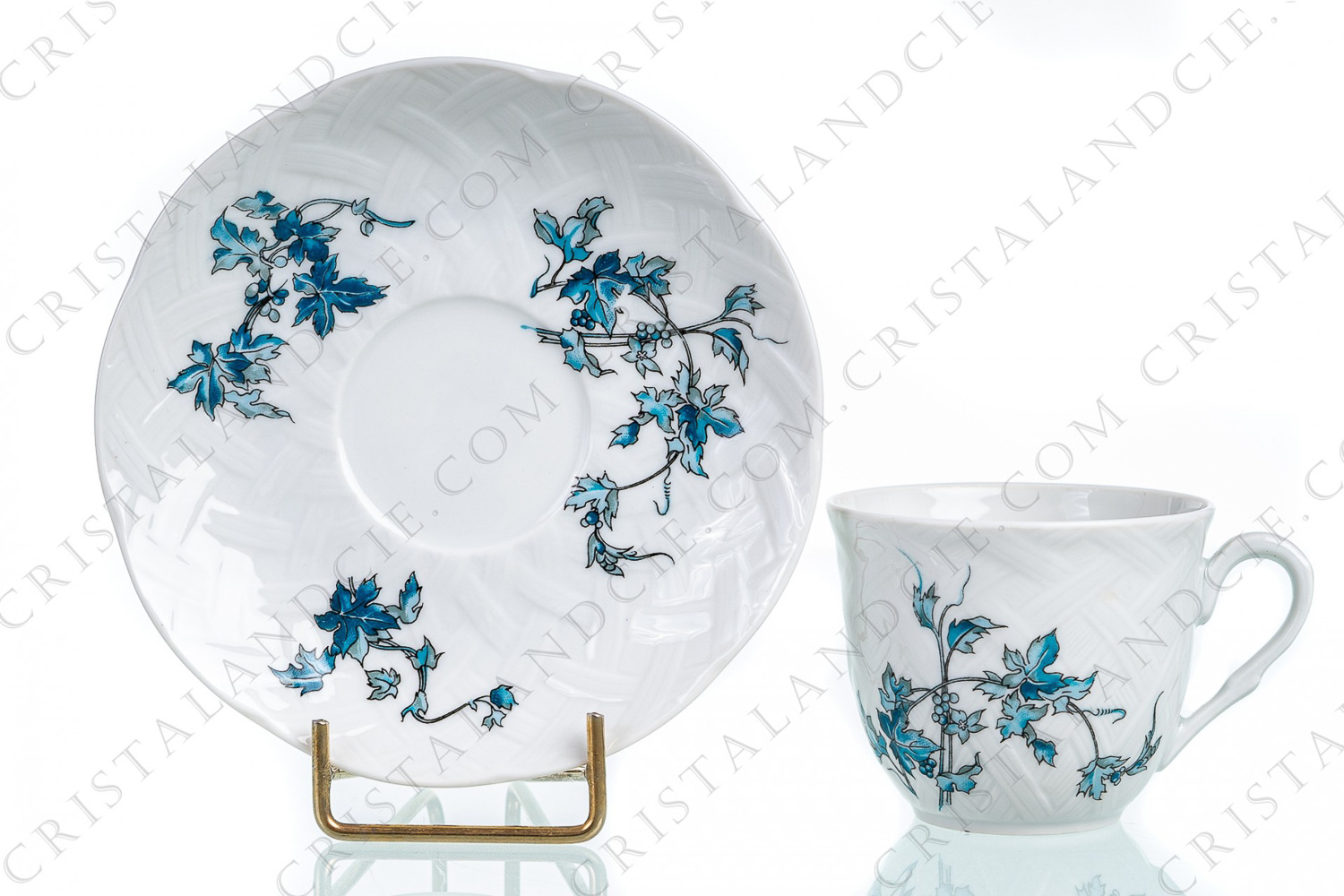Tasse à café en porcelaine de Limoges de la maison Bernardaud modèle Saint-Saens orné de feuillages en camaïeu de bleus photo-1