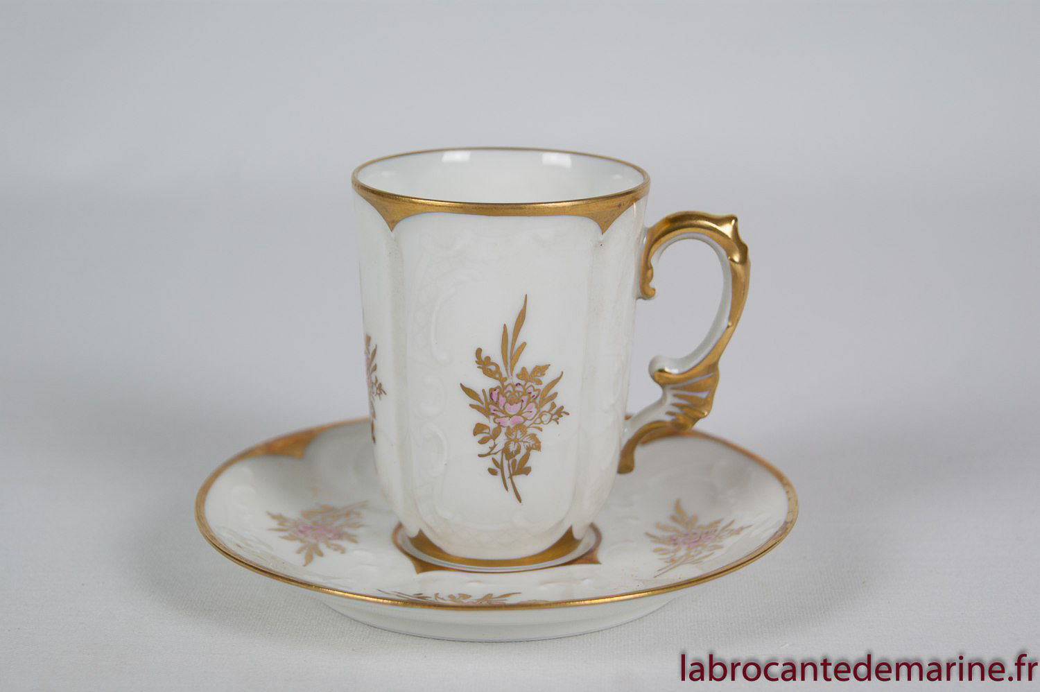 Tasse à chocolat en porcelaine de Limoges rehaussée main à décor de fleurs rose et or photo-1