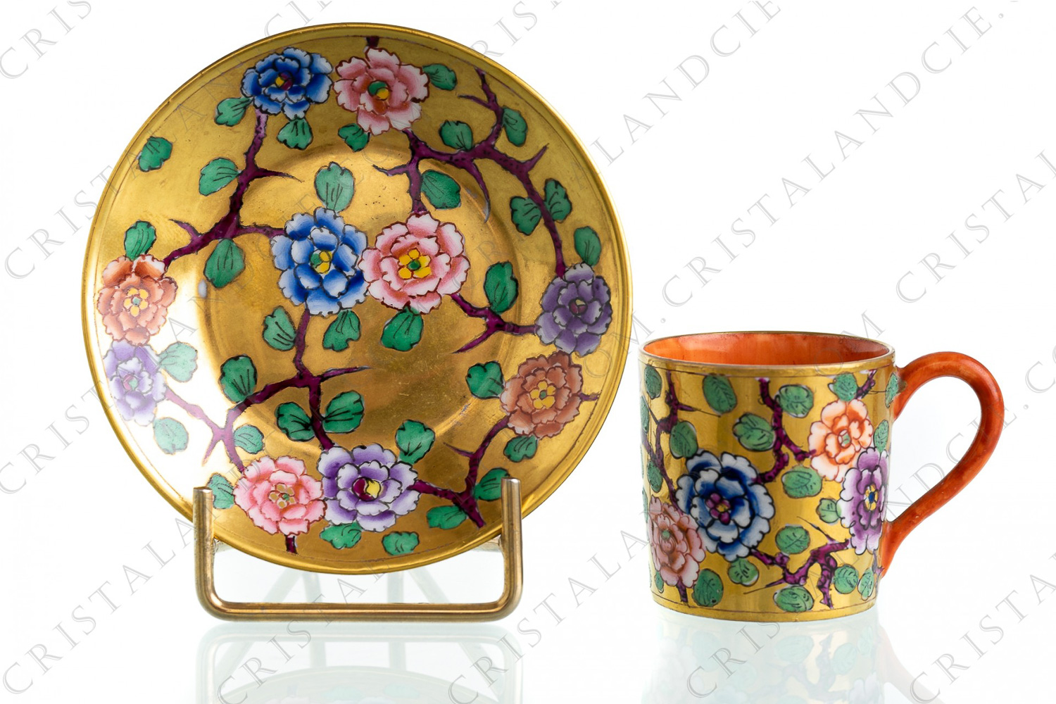 Tasse à expresso en porcelaine de Limoges présentant un décor peint à la main de fleurs polychromes sur un fond or, anse et intérieur orange photo-1