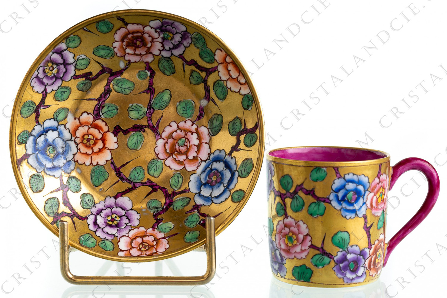 Tasse à expresso en porcelaine de Limoges présentant un décor peint à la main de fleurs polychromes sur un fond or, anse et intérieur rose photo-1