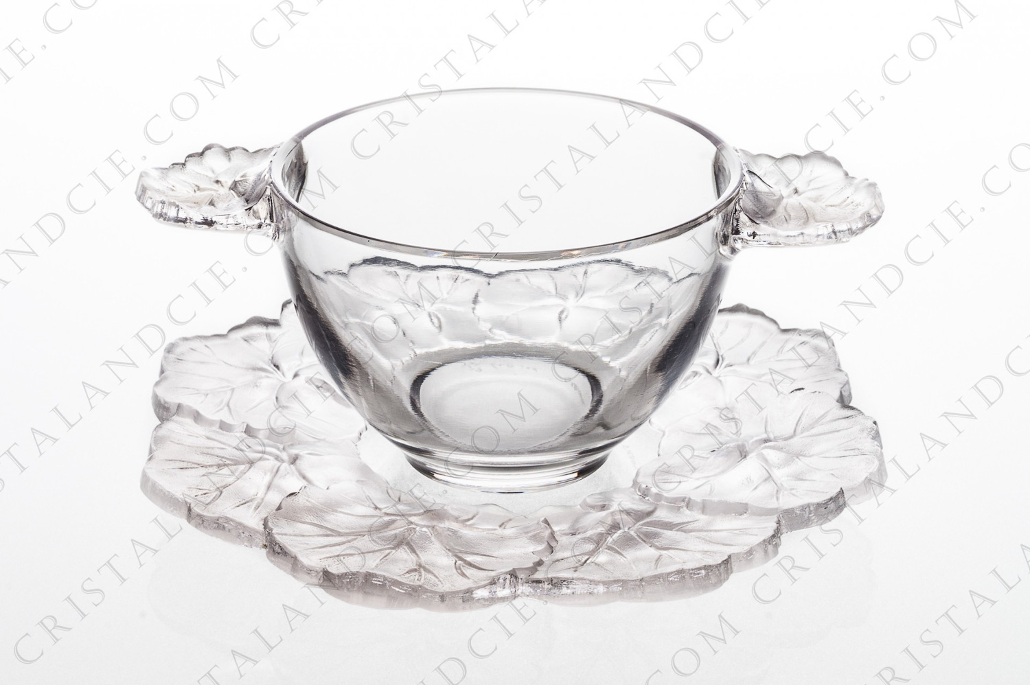 Tasse en cristal de Lalique modèle Honfleur à décor de feuilles dépolies photo-1