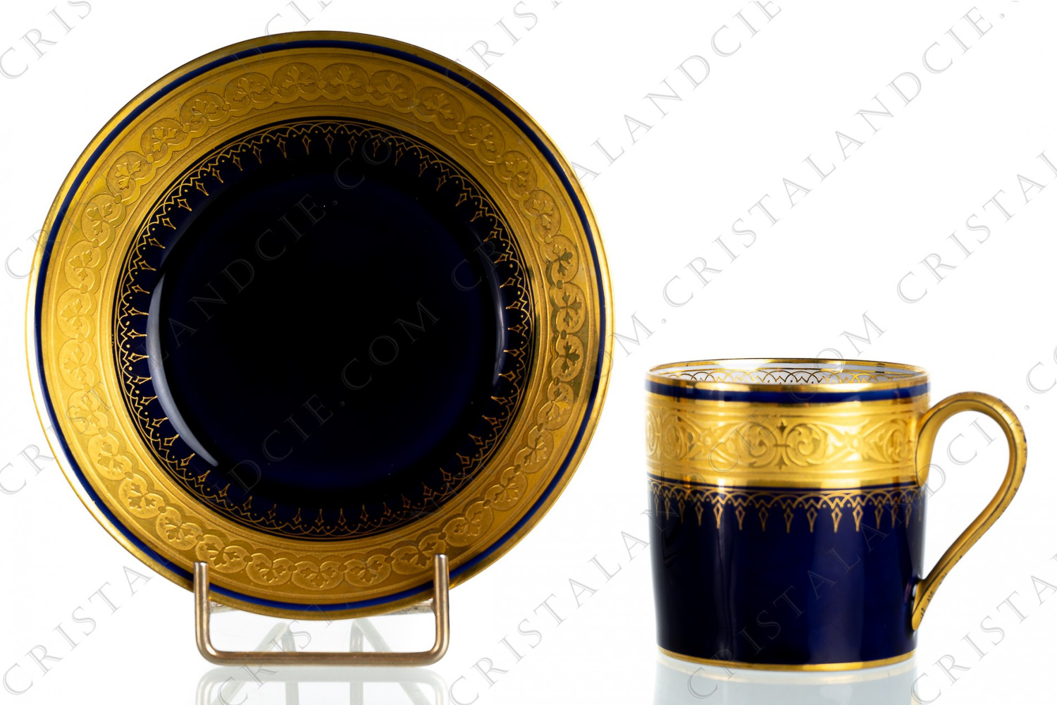 Tasse litron en porcelaine ornée de frises de rinceaux en incrustations or sur fond bleu de four, anse décorée d une frise peinte à la main sur fond or mat photo-1