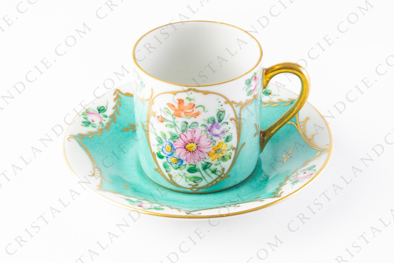 Tasse à moka en porcelaine à décor peint à la main par les ateliers DT, de bouquet de fleurs polychrome sur fond vert photo-1