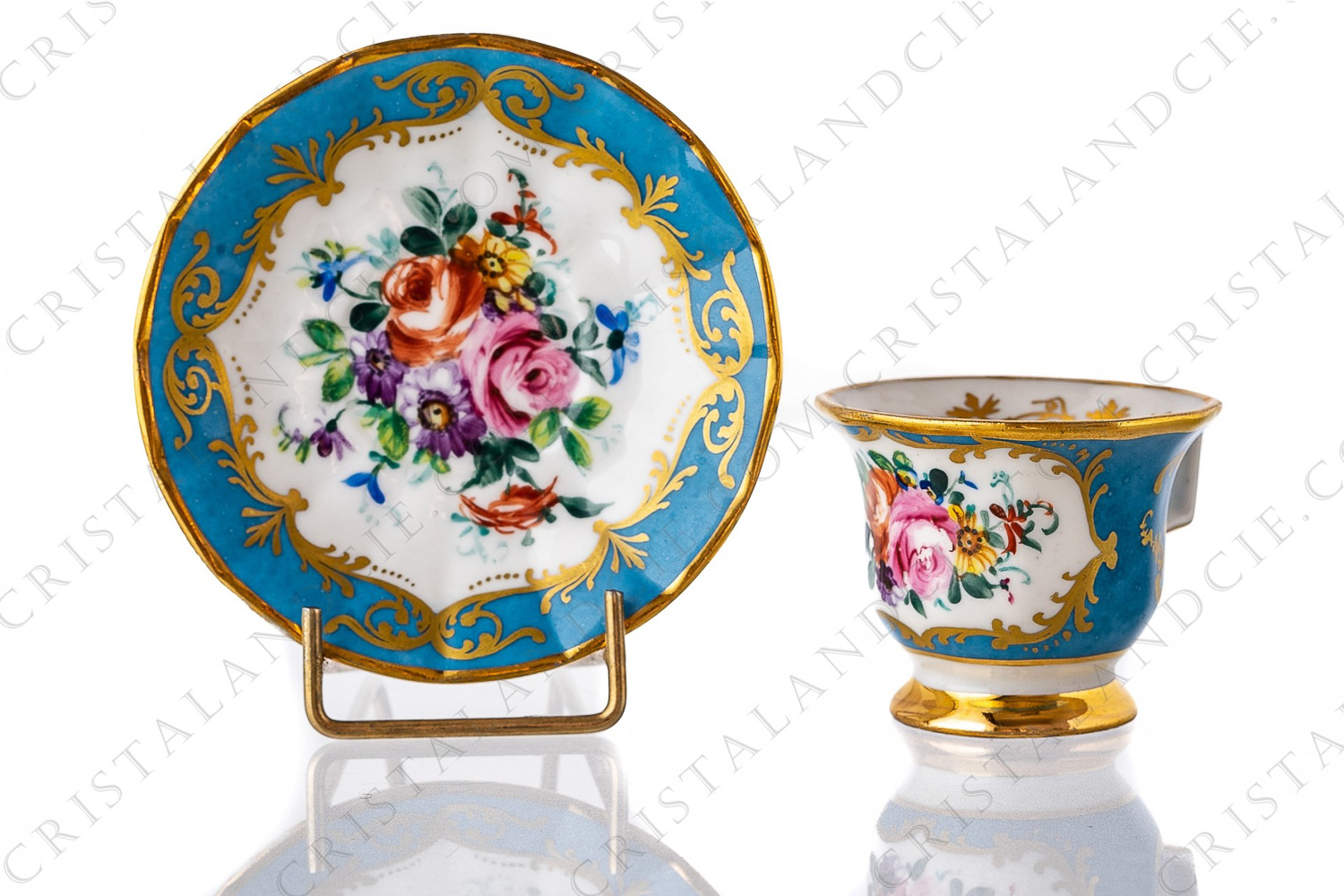 Tasse à moka en porcelaine décorée à la main par les ateliers Le Tallec ornée de bouquets de fleurs polychromes sur fond bleu et de filets et d arabesques or photo-1