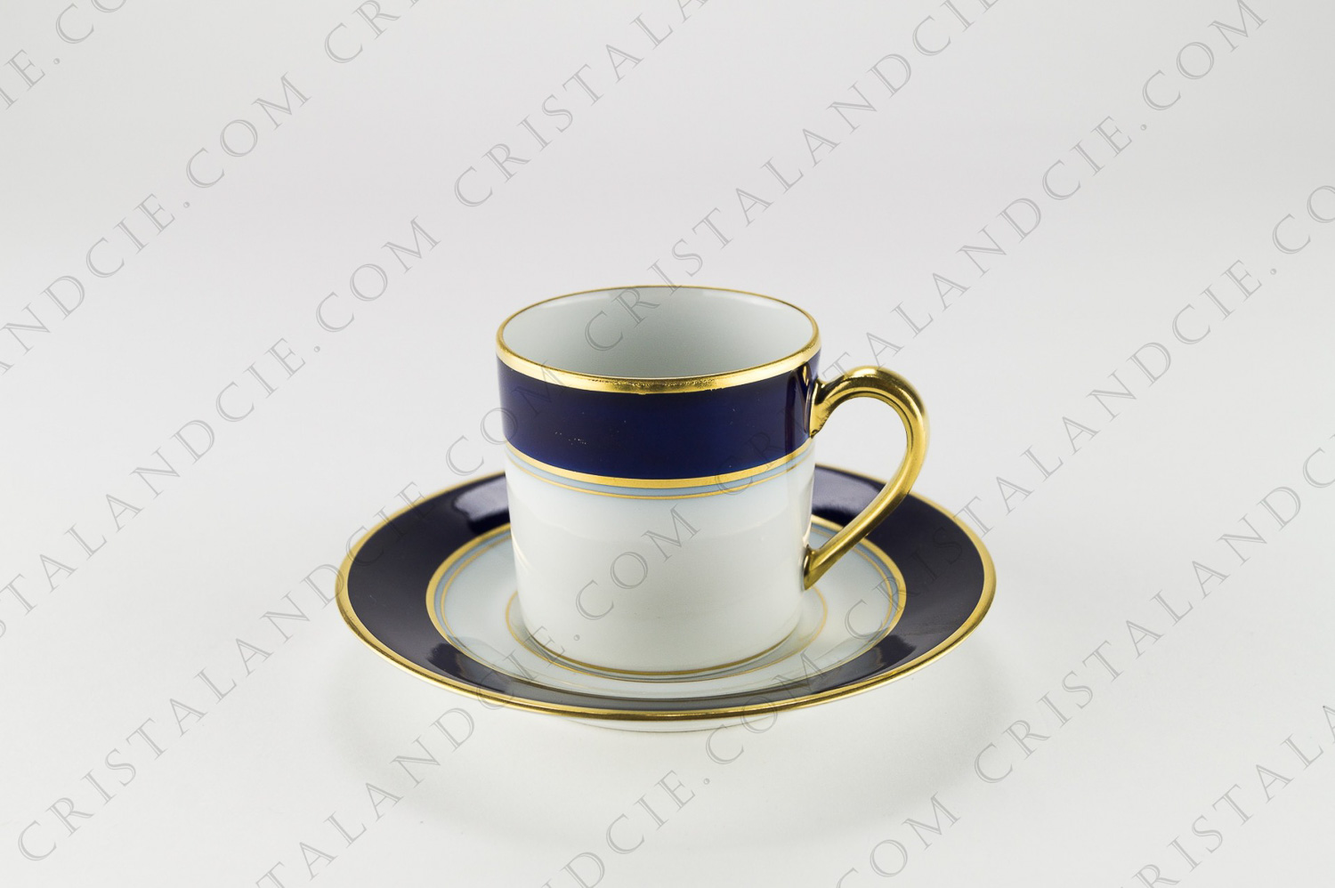 Tasse à moka en porcelaine de Limoges de la maison Bernardaud modèle Palerme ornée de fliets or et bleu de four photo-1