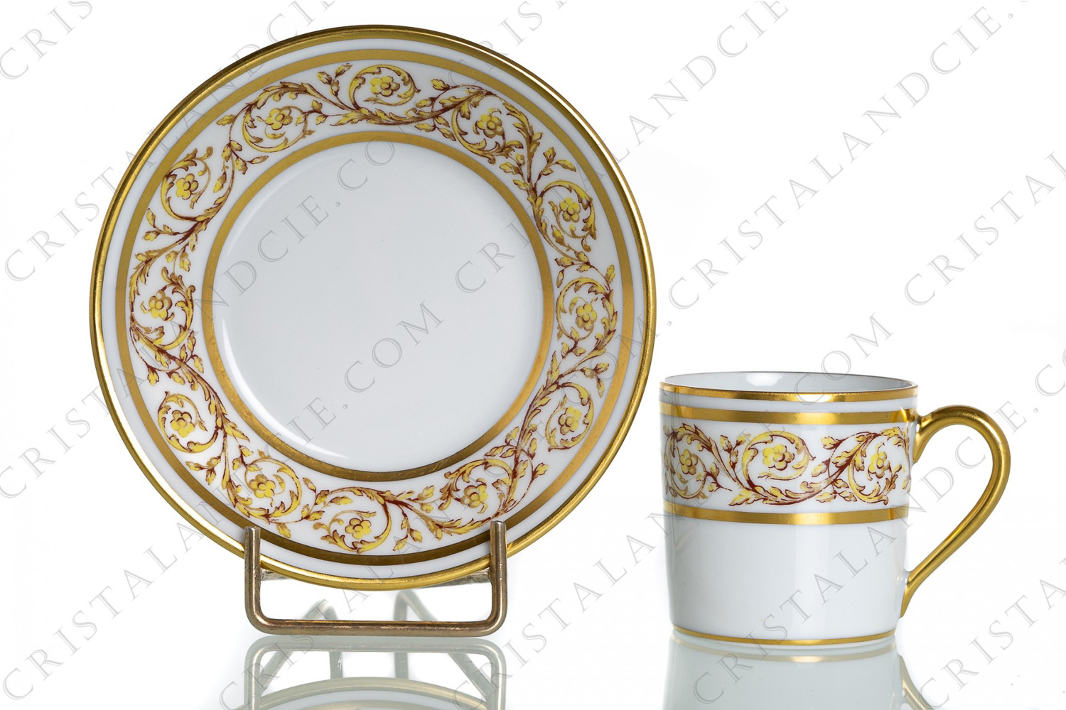 Tasse à moka en porcelaine de Limoges de la maison Bernardaud modèle Renaissance Sépia à décor de frises de feuilles d acanthe et filets or photo-1