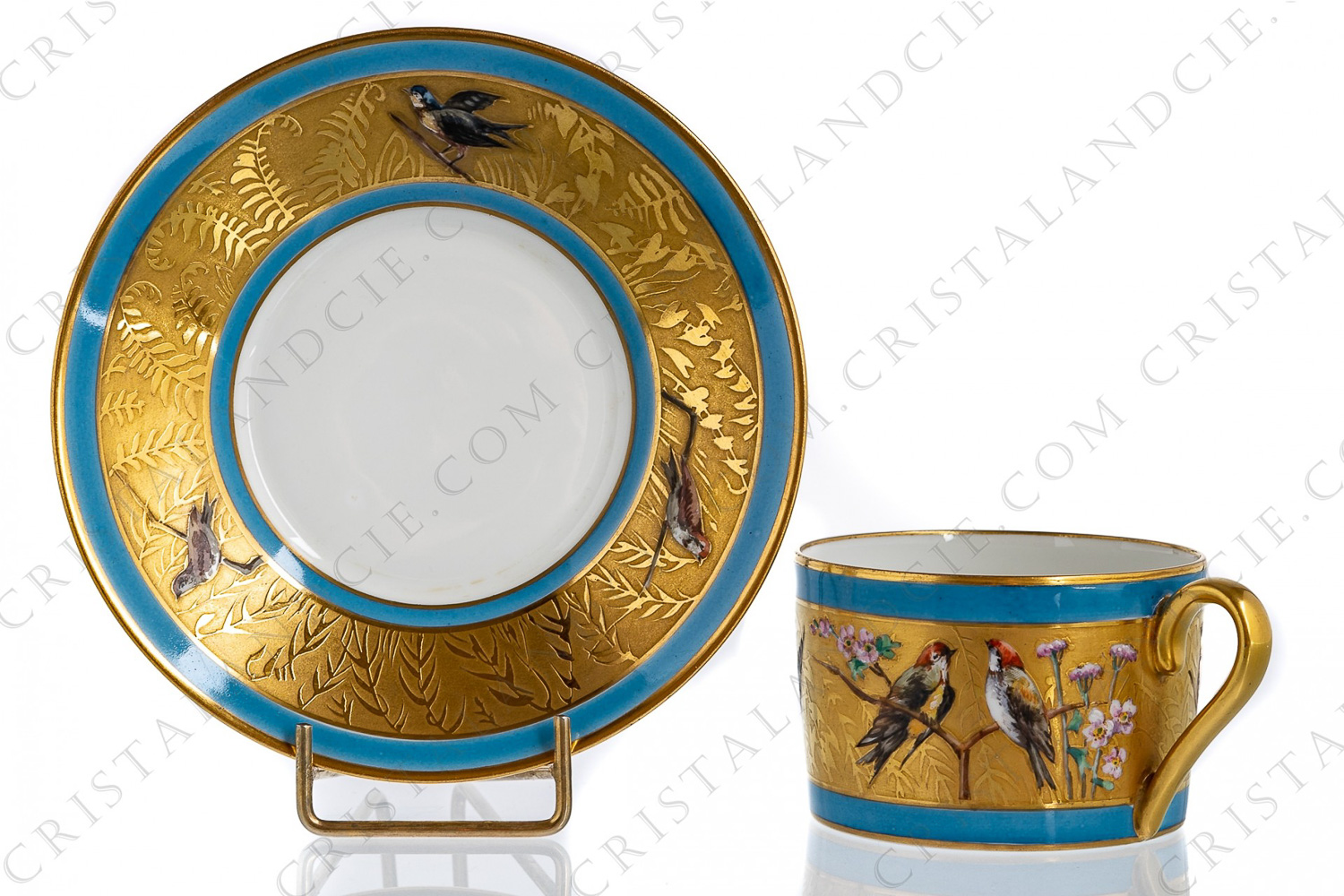Tasse à thé en porcelaine de Limoges à décors d oiseaux et fleurs émaillés à la main sur fond en incrustations or entouré de filets bleu émaillés photo-1