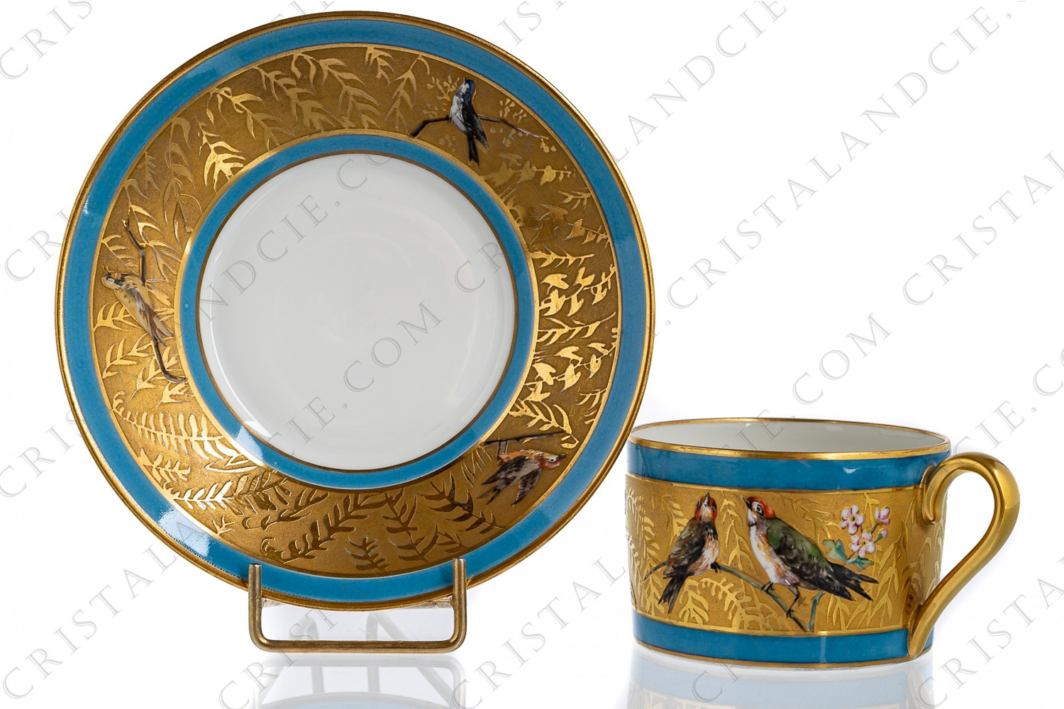 Tasse à thé en porcelaine de Limoges à décors d oiseaux et fleurs émaillés à la main sur fond en incrustations or entouré de filets bleu émaillés photo-1