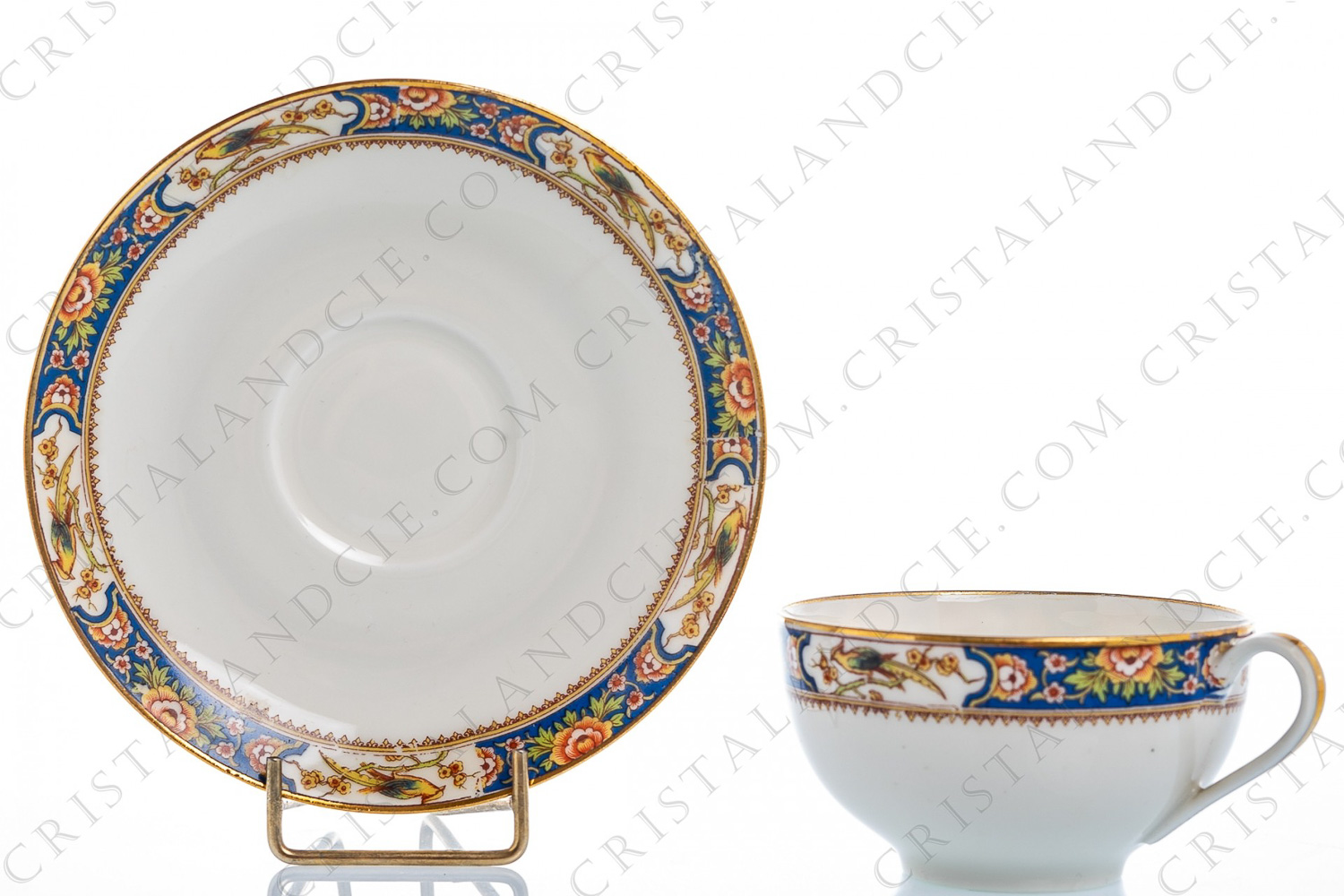 Tasse à thé en porcelaine de Limoges ornée d un frise d oiseaux de paradis et de fleurs sur le pourtour photo-1