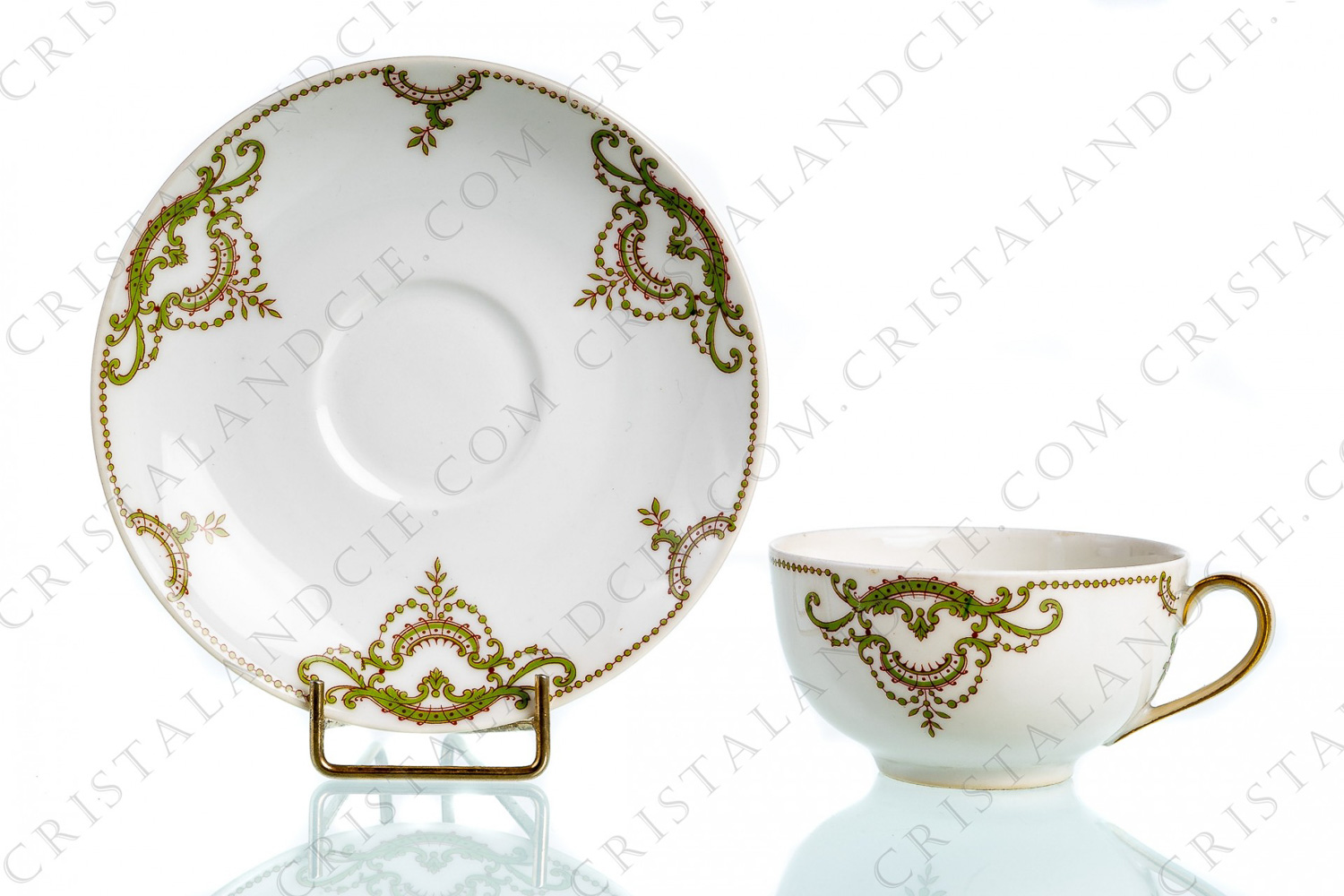 Tasse à thé en porcelaine de Limoges de la Maison Théodore Haviland ornée de rinceaux de feuilles d acanthes verts et or photo-1