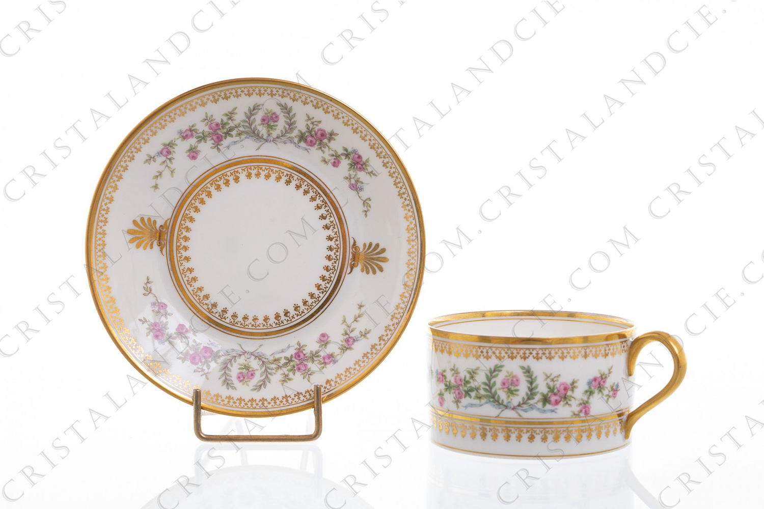 Tasse à thé en porcelaine de Limoges par Gérard Dufraisseix Abbot ornée de couronnes de lauriers entourées de roses et de frises et palmettes or photo-1