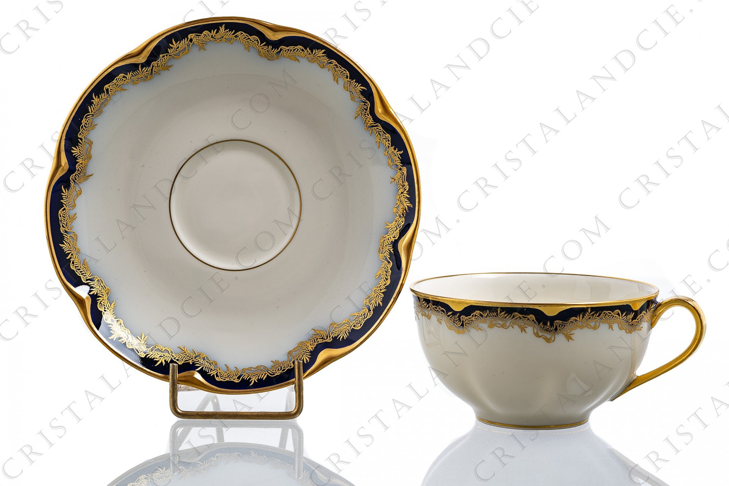 Tasse à thé en porcelaine de Limoges de la maison Théodore Haviland ornée de bandes bleu de four et or et d une frise de rubans et feuilles or photo-1