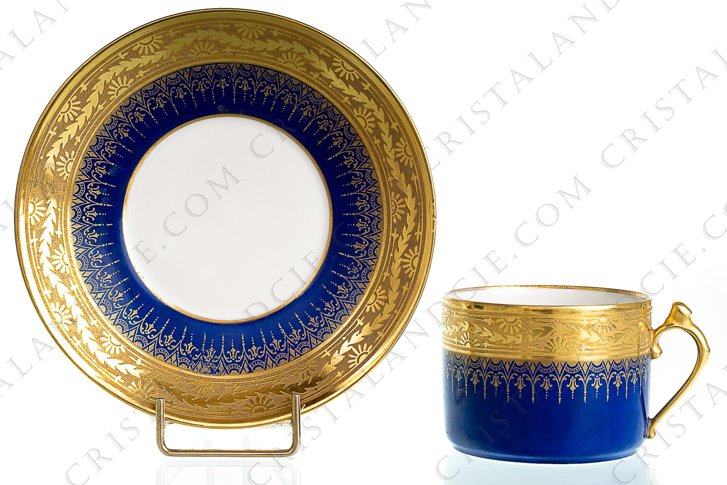 Tasse à thé en porcelaine de Limoges de la maison Chabrol et Poirier ornée de frises en incrustations or sur un fond bleu de four photo-1