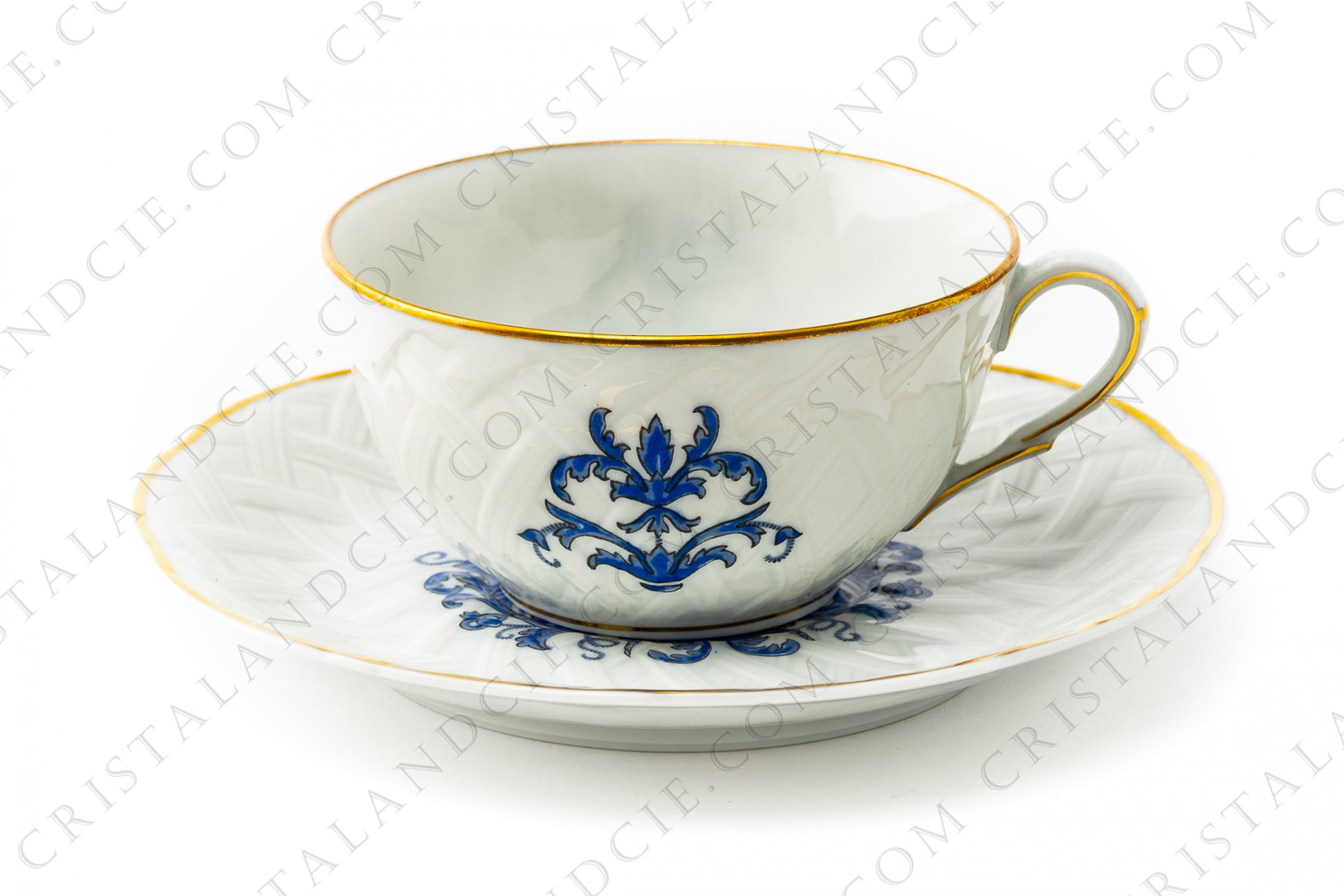 Tasse à thé en porcelaine de Limoges de la maison Bernardaud modèle Louis XIII à décor de vannerie et d arabesques végétales bleues photo-1