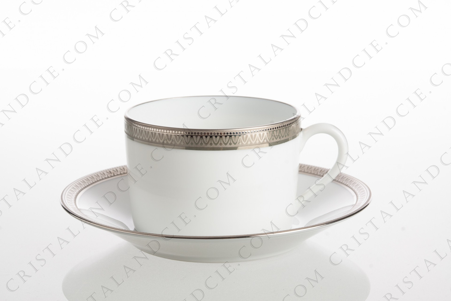 Tasse à thé en porcelaine de Limoges de la maison Haviland et Parlon modèle Malmaison ornée de frises platine photo-1