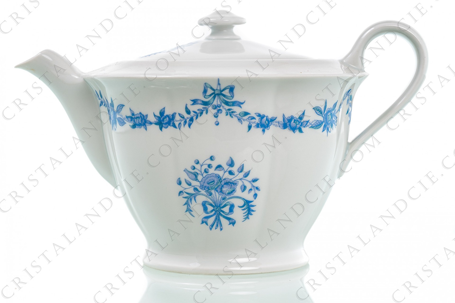 Théière en porcelaine de Limoges de la maison Haviland ornée d une guirlande de fleurs et noeuds bleus, et de bouquets de fleurs photo-1