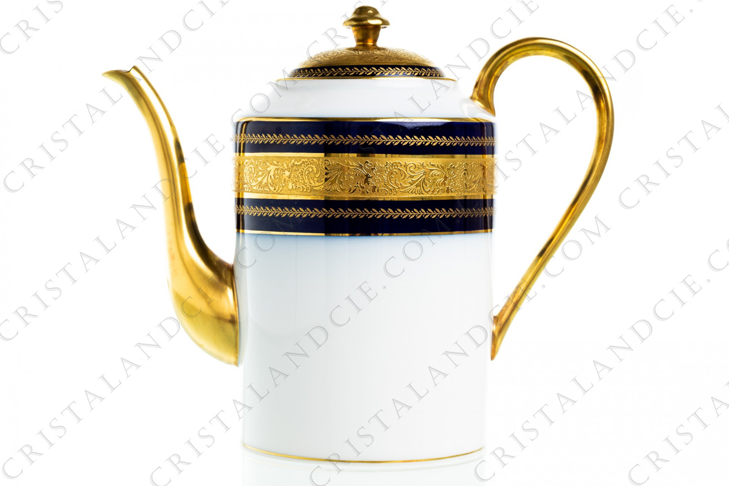 Théière en porcelaine de Limoges de la maison Chastagner orné de larges frises en incrustations or et de frises de lauriers or sur fond bleu de four photo-1