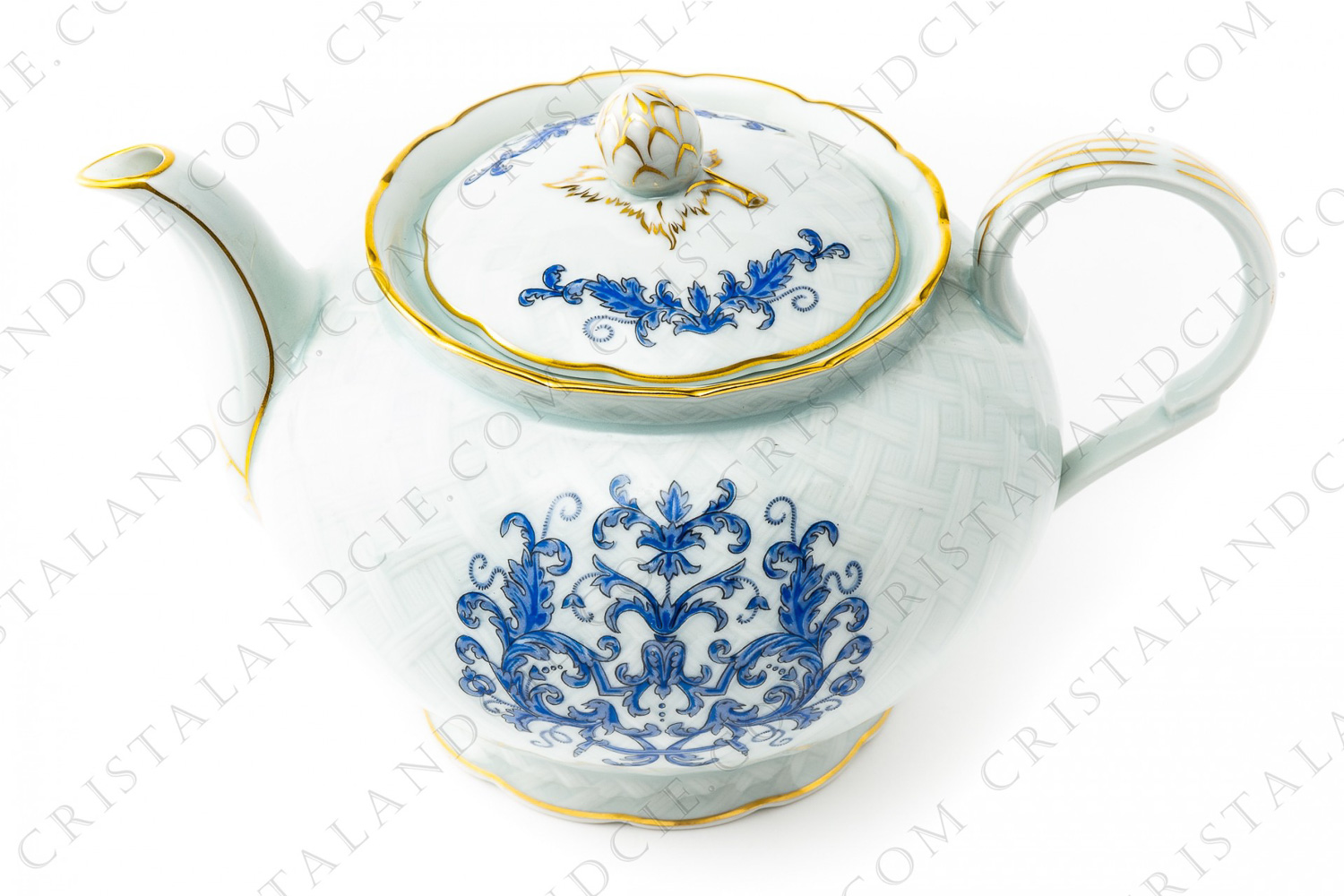 Théière en porcelaine de Limoges de la maison Bernardaud modèle Louis XIII à décor de vannerie et d arabesques végétales bleues photo-1