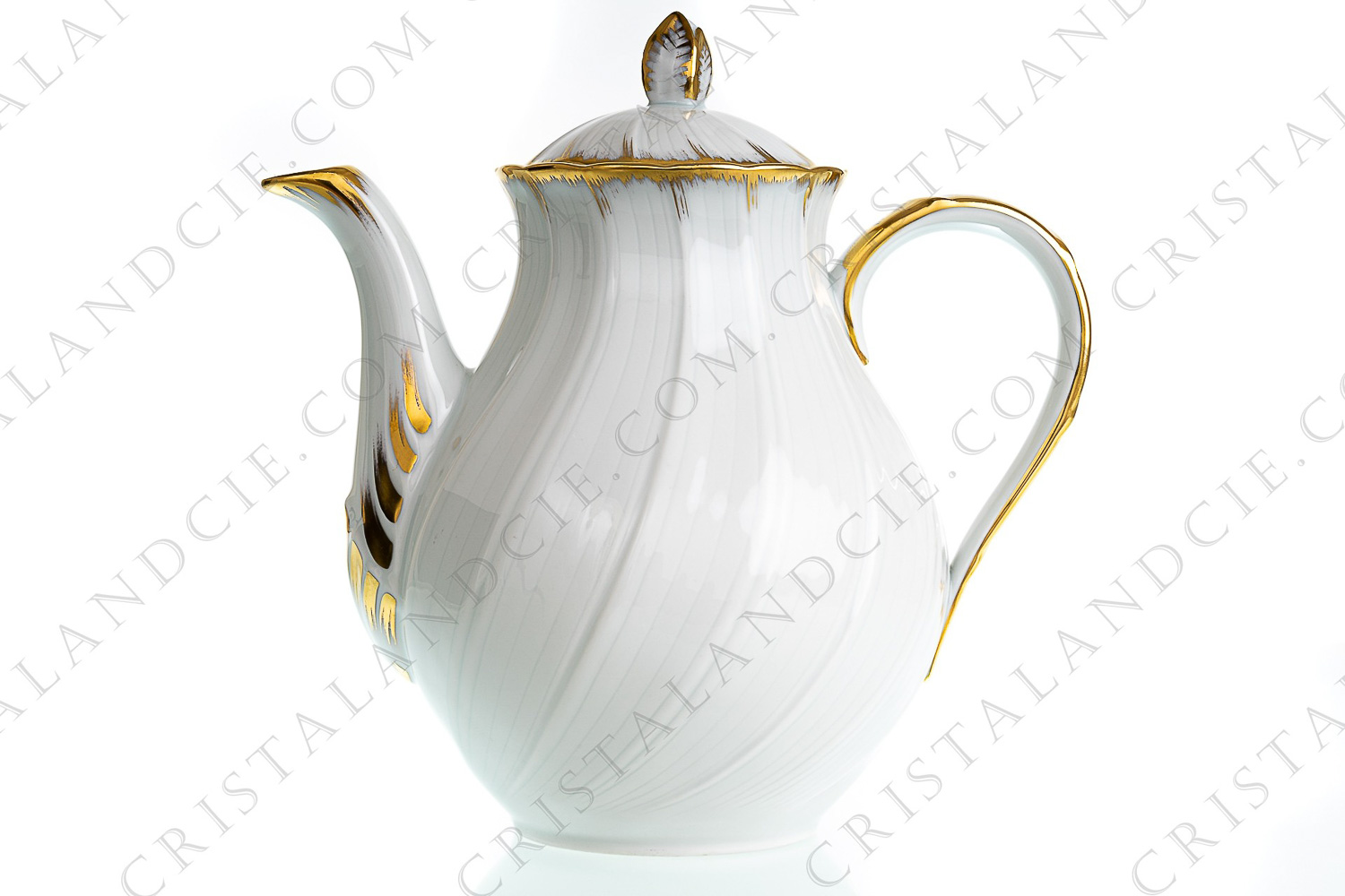 Théière en porcelaine de Limoges de la maison Bernardaud modèle Neuilly de forme Palme ornée de filets or photo-1