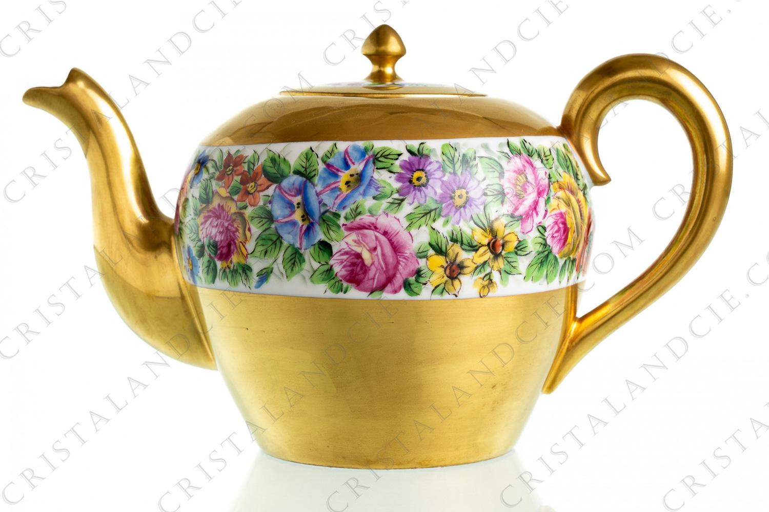 Théière en porcelaine de Limoges présentant un décor peint à la main de frises de fleurs polychromes sur fond or photo-1