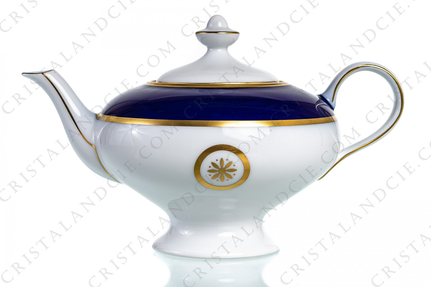 Théière en porcelaine de Limoges de la maison Bernardaud modèle Sparte bleu de four ornée d une bande bleu de four, de liserés et de fleurs or photo-1
